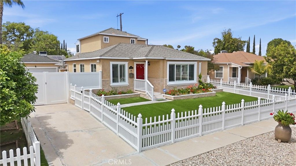 Photo of 6139 Jamieson Ave, Encino, CA 91316 (MLS # SR26079009)