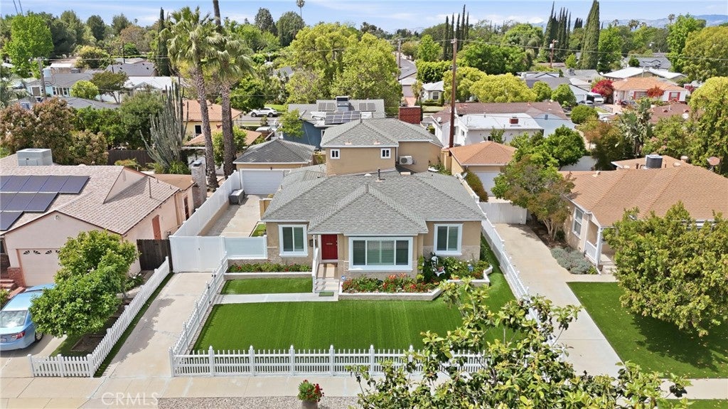 Photo of 6139 Jamieson Ave, Encino, CA 91316 (MLS # SR26079009)