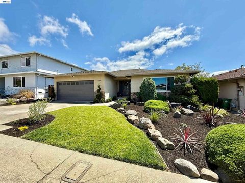 Photo of 17880 Apricot Way Way, Castro Valley, CA 94546 (MLS # 41133779)