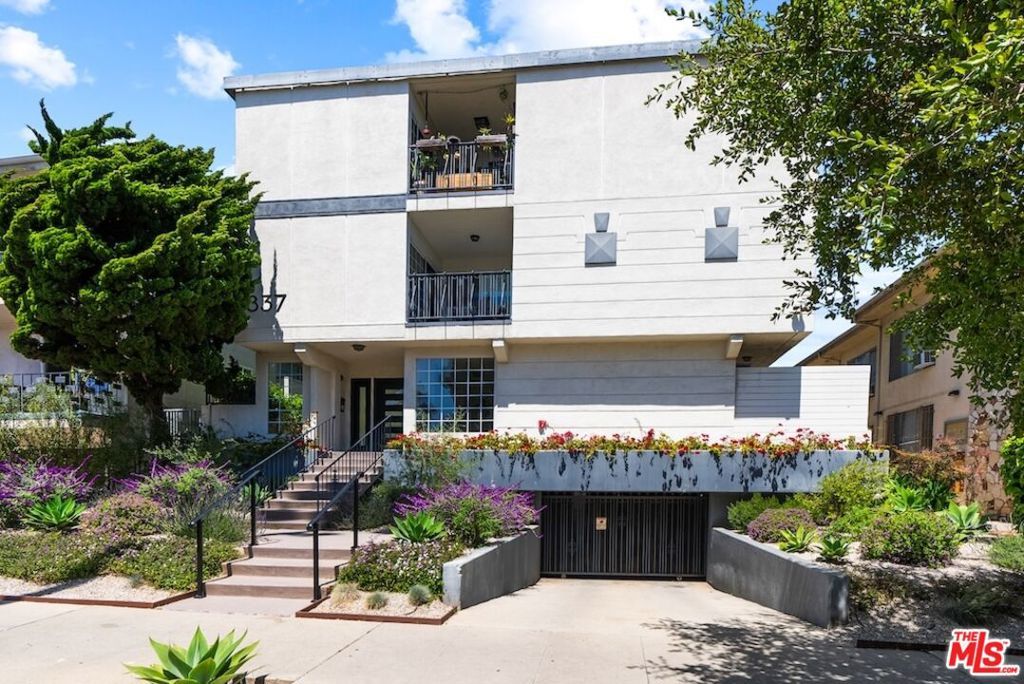 Photo of 837 Lincoln Boulevard #6, Santa Monica, CA 90403 (MLS # 25537517)