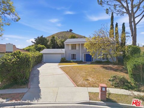 Photo of 349 Somerset Circle, Thousand Oaks, CA 91360 (MLS # 26692993)