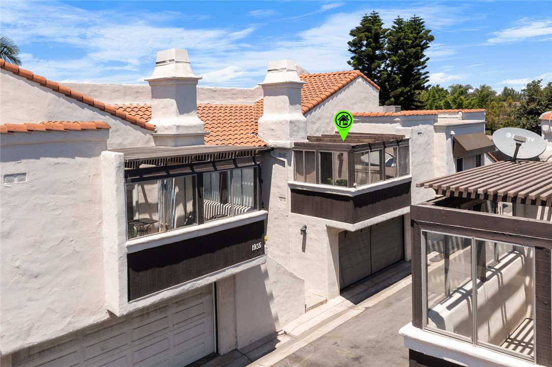 JUST LISTED! 1935 W Houston Ave #27, Fullerton, CA 92833
Welcome to this bright and airy 2-bedroom, 2-bathroom condominium in the heart of Fullerton! Located in a well-maintained community, this home is perfect as a primary residence or investment opportunity—especially with nearby single-family homes selling between $737,000 and $899,900!
This charming upper-level unit shares only one wall and features soaring vaulted ceilings reaching up to 16 feet, giving it an open and spacious feel. Enjoy cozy evenings by the gas fireplace or step out onto your private balcony—perfect for morning coffee or afternoon barbecues.
The detached 2-car garage comes with epoxy flooring and custom built-in cabinets, all INCLUDED in the sale. The community offers lush greenbelts, a sparkling swimming pool surrounded by mature landscaping, and ample guest parking.
Conveniently located near the border of Buena Park and Anaheim, just minutes from Disneyland, Knott’s Berry Farm, Porto’s Bakery, shopping, dining, and entertainment. Easy access to the 5, 91, and 39 freeways makes commuting a breeze.
Don’t miss this fantastic opportunity—schedule your private tour today!
