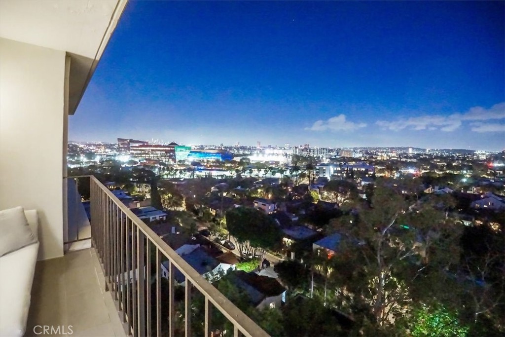 818 N Doheny Drive 908