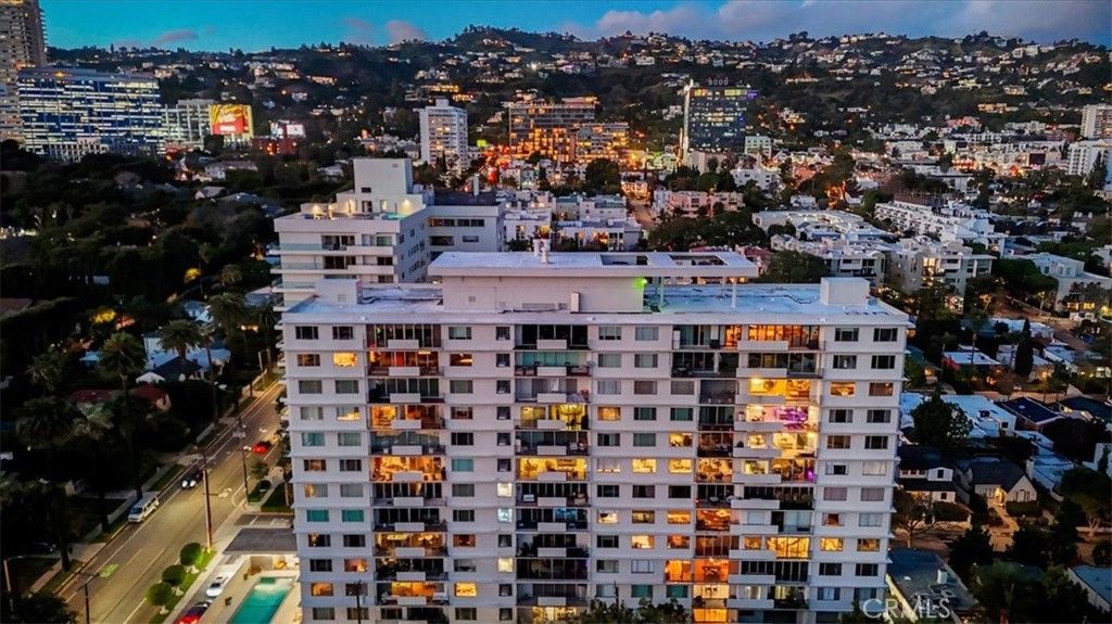 Photo of 818 N Doheny Drive #908, West Hollywood, CA 90069 (MLS # SR26034148)