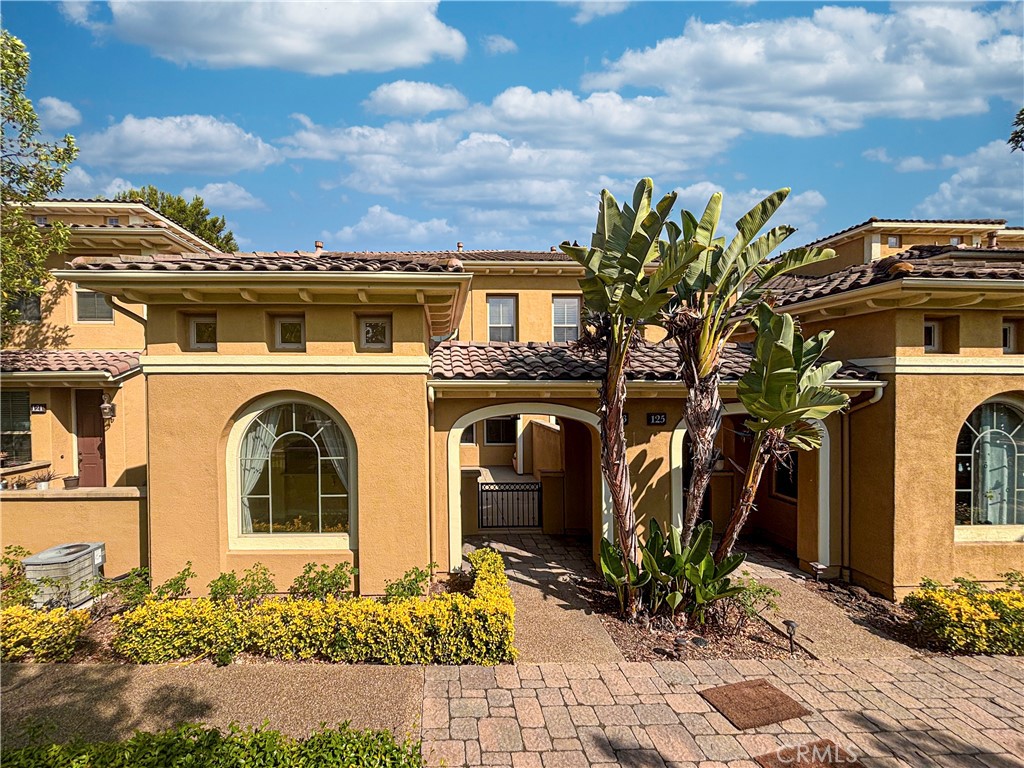 123 Chantilly, located in the highly desirable Woodbury community of Irvine, California, is a beautifully maintained townhome offering both comfort and convenience. Built in 2005, this two-story home features approximately 1,719 square feet of thoughtfully designed living space with 3 spacious bedrooms, 2.5 bathrooms, and a detached 2-car garage. The home showcases an open-concept floor plan on the main level, where the kitchen, dining, and living areas flow seamlessly together—ideal for both everyday living and entertaining. Natural light fills the interior, and neutral color palettes create a warm and welcoming atmosphere that complements a variety of design styles.
Upstairs, you’ll find three well-proportioned bedrooms, including a spacious primary suite complete with a walk-in closet and a private en-suite bathroom. The kitchen is equipped with modern appliances, ample cabinetry, and a cozy breakfast area. A powder room is conveniently located on the main floor for guests. Outside, the property faces a landscaped greenbelt, offering a serene setting and additional privacy. The home is located within walking distance of Woodbury Town Center, providing access to grocery stores, restaurants, cafes, banks, and other daily conveniences.