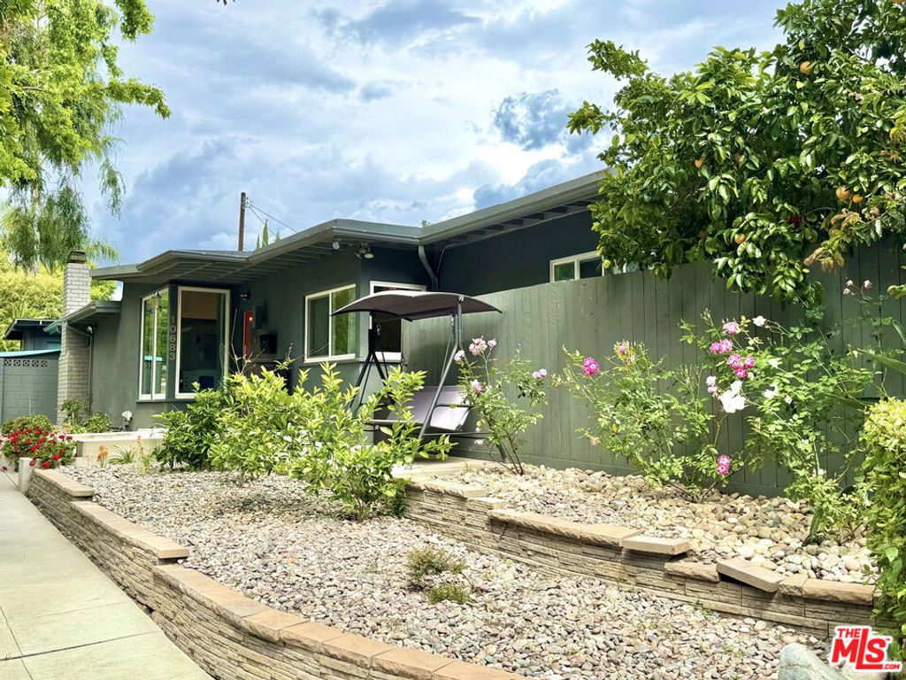 Photo of 10683 Valleyheart Drive, Studio City, CA 91604 (MLS # 26729555)