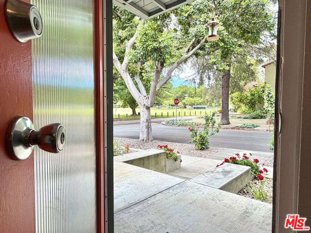 Photo of 10683 Valleyheart Drive, Studio City, CA 91604 (MLS # 26729555)