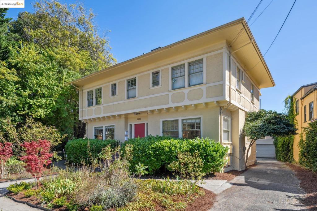 Delightful studio in the Elmwood, one of Berkeley's favorite neighborhoods. Classic Arts & Crafts details including box beam ceilings, wainscotting, oak floors and lovely multi-light windows ground the home in history, while extensive updating including a remodeled kitchen with custom bamboo cabinetry and modern quartz counters, stylish tiled bathroom, spacious living area with custom built-in cabinetry and Murphy bed bring beauty, comfort and ease to the well lit and tranquil interior. The kitchen leads to a private deck for morning coffee or outdoor dining. Close to favorite Elmwood, Rockridge and Claremont shops and amenities, trails, cycling routes and multiple transportation options including Transbay Bus, BART and highways. This is a wonderful way to become part of the Elmwood lifestyle! Walkscore 92 and Bikescore 85.