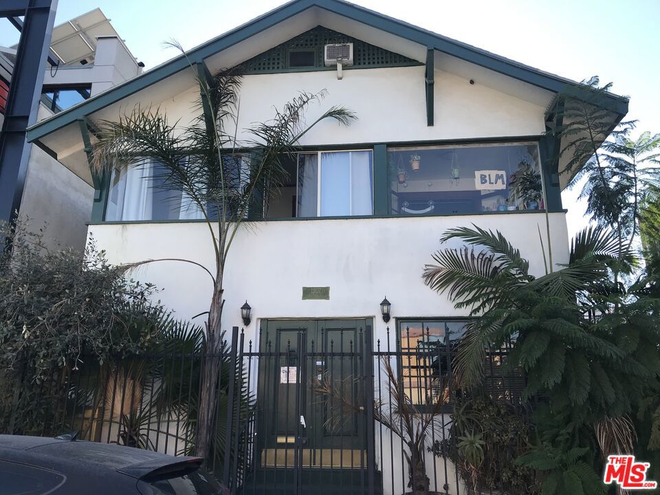 Beautifully remodeled! Newer appliances, floors, kitchen & bath.1 parking space, laundry in building. Close to world famous Venice Beach. Live the Dream!
