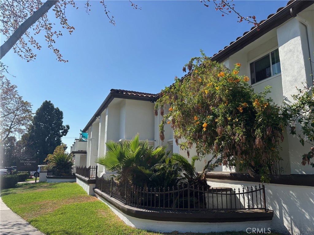 1521 E Canfield