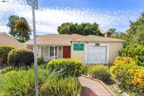 Photo of 22179 Redwood Rd Rd, Castro Valley, CA 94546 (MLS # 41131657)