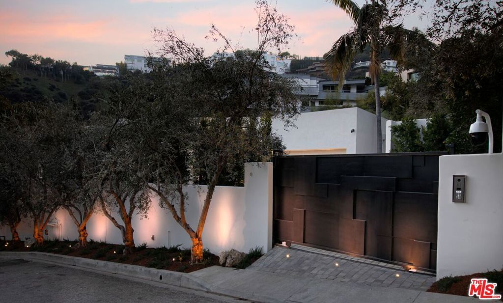 Photo of 1731 Rising Glen Road, Los Angeles, CA 90069 (MLS # 25488247)