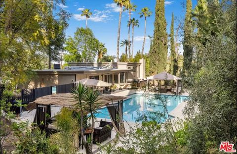 Photo of 20322 Del Campo Pl Pl, Woodland Hills, CA 91364 (MLS # 26668595)