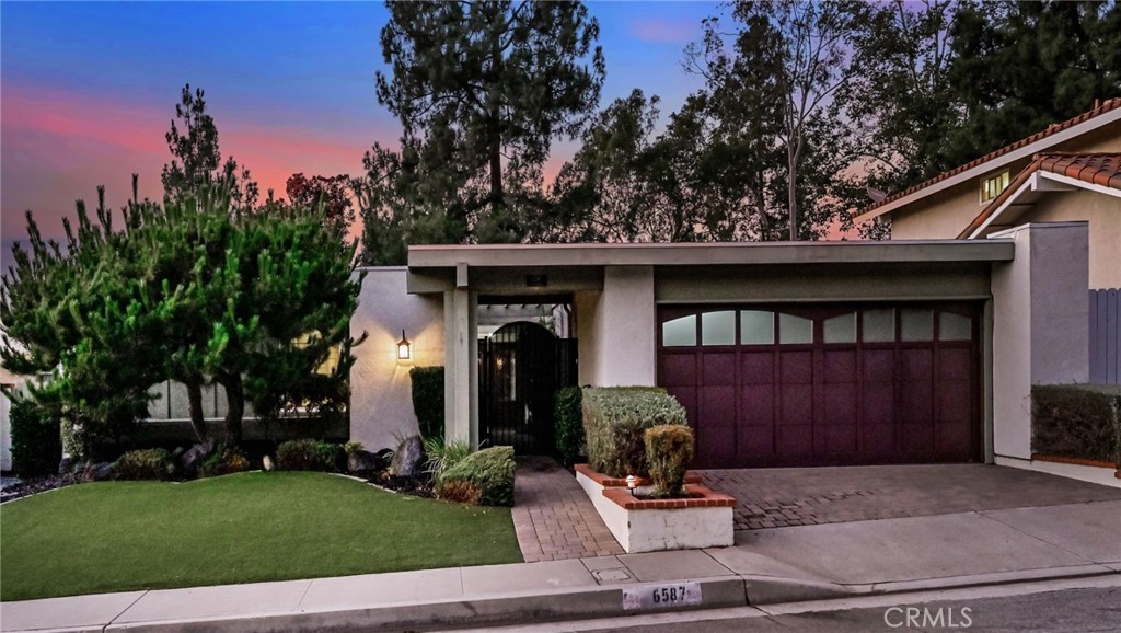 6587 E VIA ARBOLES