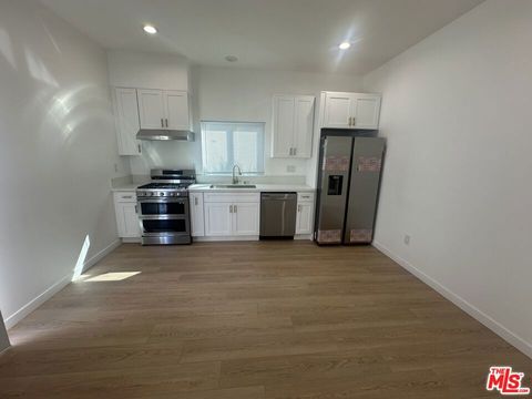 Photo of 1174 1/2 S Windsor Blvd Blvd, Los Angeles, CA 90019 (MLS # 25623053)