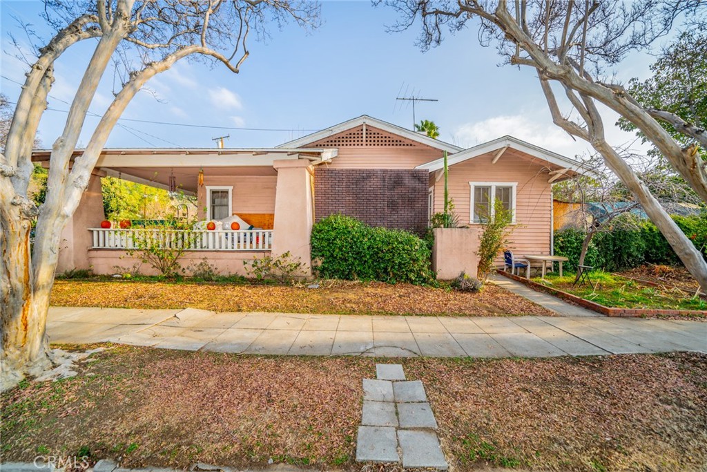 Rare Investment Opportunity in South Redlands! Don't miss this hard-to-find residential income property in the highly desirable South Redlands
area! This unique offering features two single-family units on one lot—a prime opportunity for investors or multi-generational living. Front Unit: 3
bedrooms, 1 bathroom Back Unit: 1 bedroom, 1 bathroom Ideally located near shopping centers and with easy access to the 10 Freeway, this
property presents a fantastic income-generating opportunity. Whether you're looking to expand your investment portfolio or secure a dual-living
arrangement, this cash-flowing asset is a must-see! Property sold AS IS.