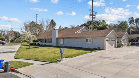 Photo of 19002 Avenue Of The Oaks, Newhall, CA 91321 (MLS # SR26028088)