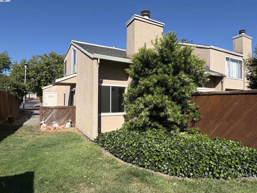 Immaculate remodeled townhouse and Move In Ready! End unit with access to the community green area. New carpets and kitchen floor. Recent remodled kitchen granite counter top and bathrooms, partial new paint. (In the procee to install a new screen door) Walking distance to BART and elementary school, close to shopping and dining. Easy access to HWY 880 & 580. Kids can enjoy the community playground and swimming pool!