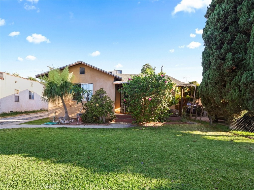 Welcome to 4332 E 53rd St — a well-kept 3-bedroom, 1-bath home situated on an oversized 6,549 sq ft lot in one of Southeast LA’s most centrally located communities. This single-story residence offers a functional floor plan with plenty of natural light, tile flooring throughout, and a spacious kitchen with generous cabinetry and room to dine.
The private backyard provides ample room for entertaining, gardening, or future expansion. The detached garage and long driveway offer multiple parking options and potential for ADU development (buyer to verify).
Located on a quiet street near parks, schools, and easy freeway access, this home offers space, flexibility, and long-term value in a centrally located Southeast LA neighborhood.