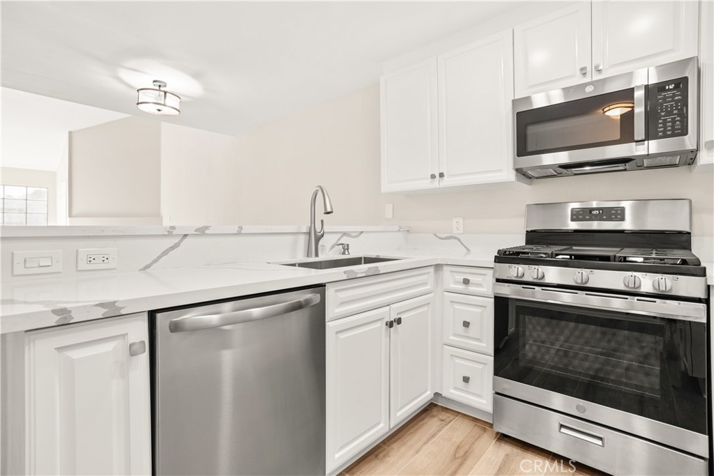 Welcome to The Met at Warner Center - a resort style community in the heart of Woodland Hills. This top-floor, light-filled 2-bedroom, 2-bathroom condo features an open-concept living area with high ceilings and in-unit laundry. This condominium offers the perfect blend of comfort, privacy, and convenience. The Met offers 24-hour security, four sparkling pools, tennis courts, indoor basket ball, racquetball courts, a club house and tropical landscaping.