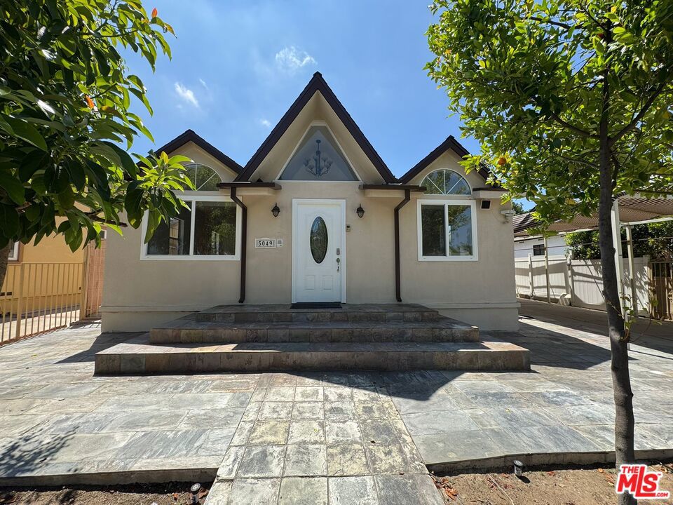 A beautiful Mediterranean 3 bed/ 4 bath PLUS an office. 2 big size master bedrooms on first and second floor. Office adjacent to upstairs Master Bed. Fully gated and private. Garage parking plus carport available. Located South of Ventura, close to shopping and dining.