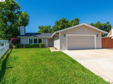 Photo of 3600 Kobias Ct CT, Sacramento, CA 95827 (MLS # 41134938)