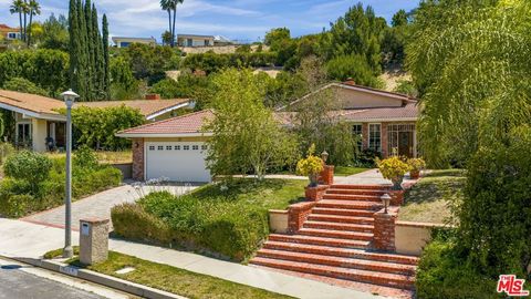 Photo of 18000 Medley Drive, Encino, CA 91316 (MLS # 26837539)
