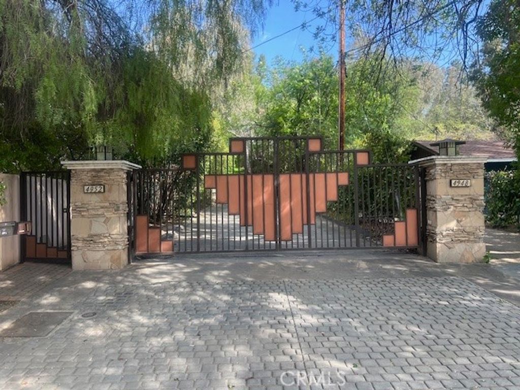 Photo of 4950 Vanalden Avenue, Tarzana, CA 91356 (MLS # SR25181001)