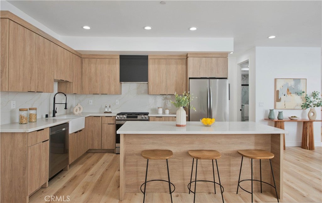 542 N Serrano Avenue