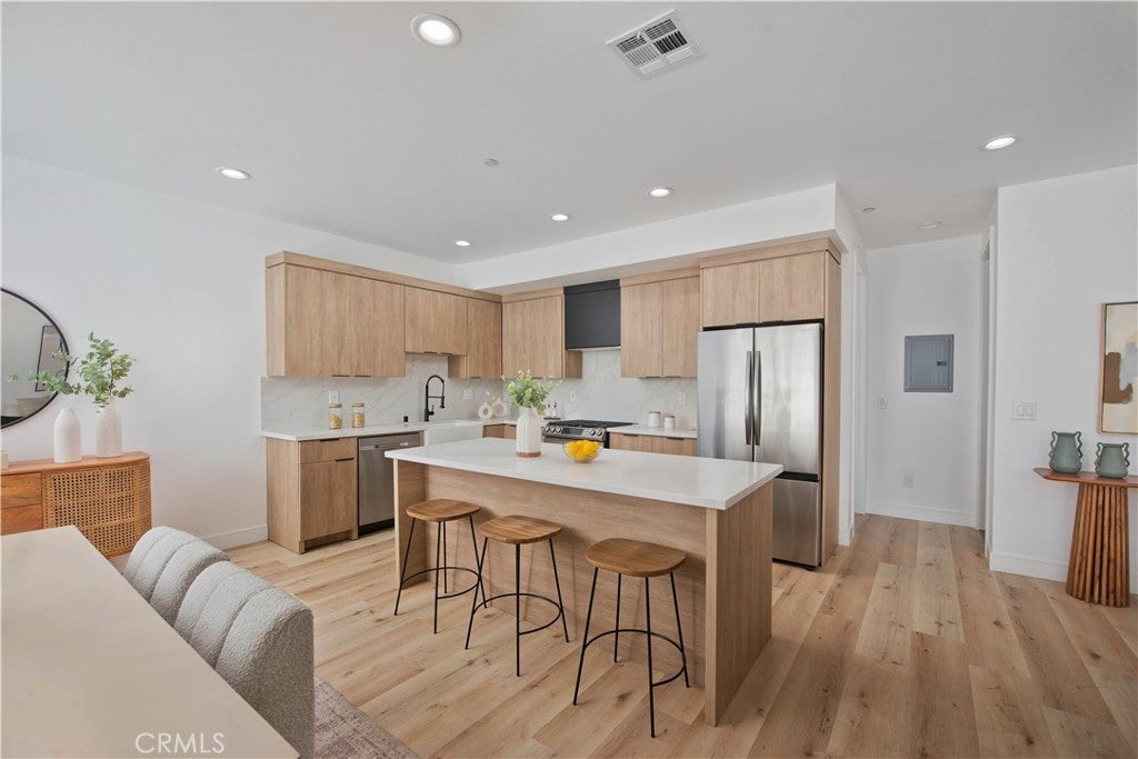 542 N Serrano Avenue