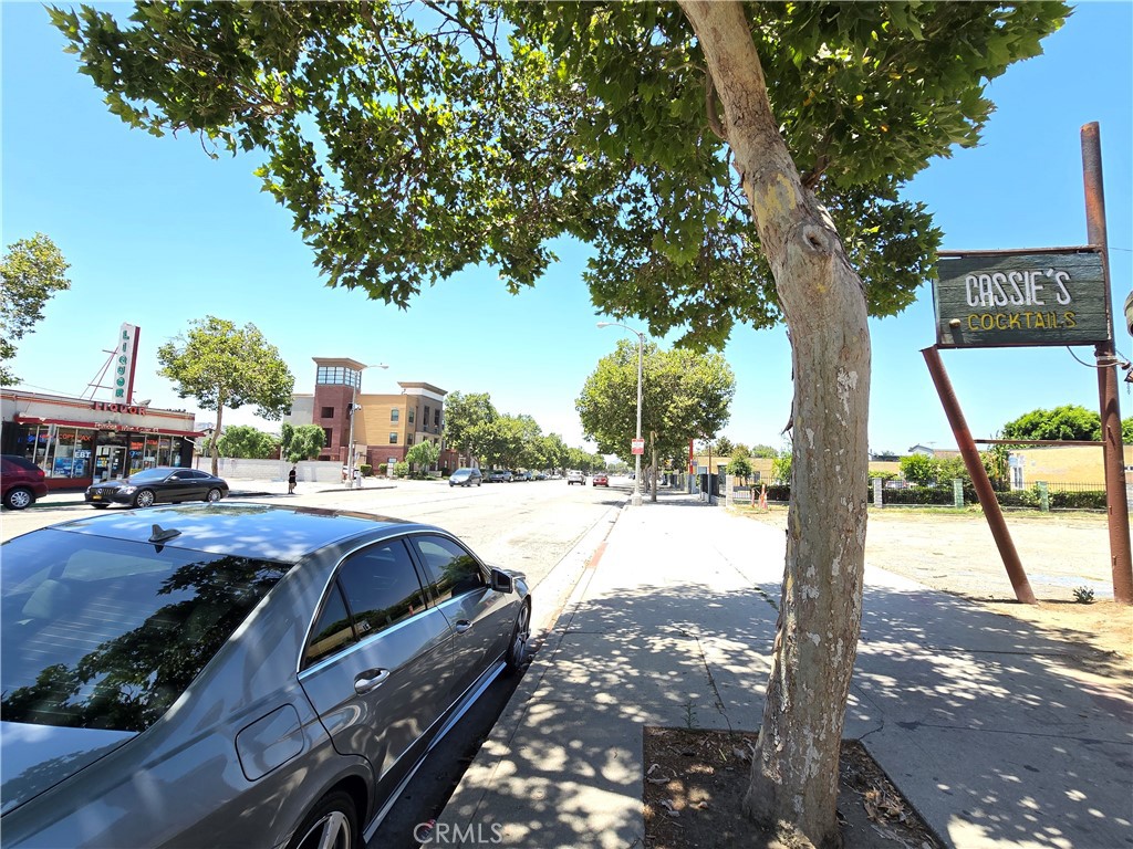855 W Holt Avenue