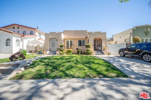 Photo of 936 S Lucerne Boulevard, Los Angeles, CA 90019 (MLS # 26665695)