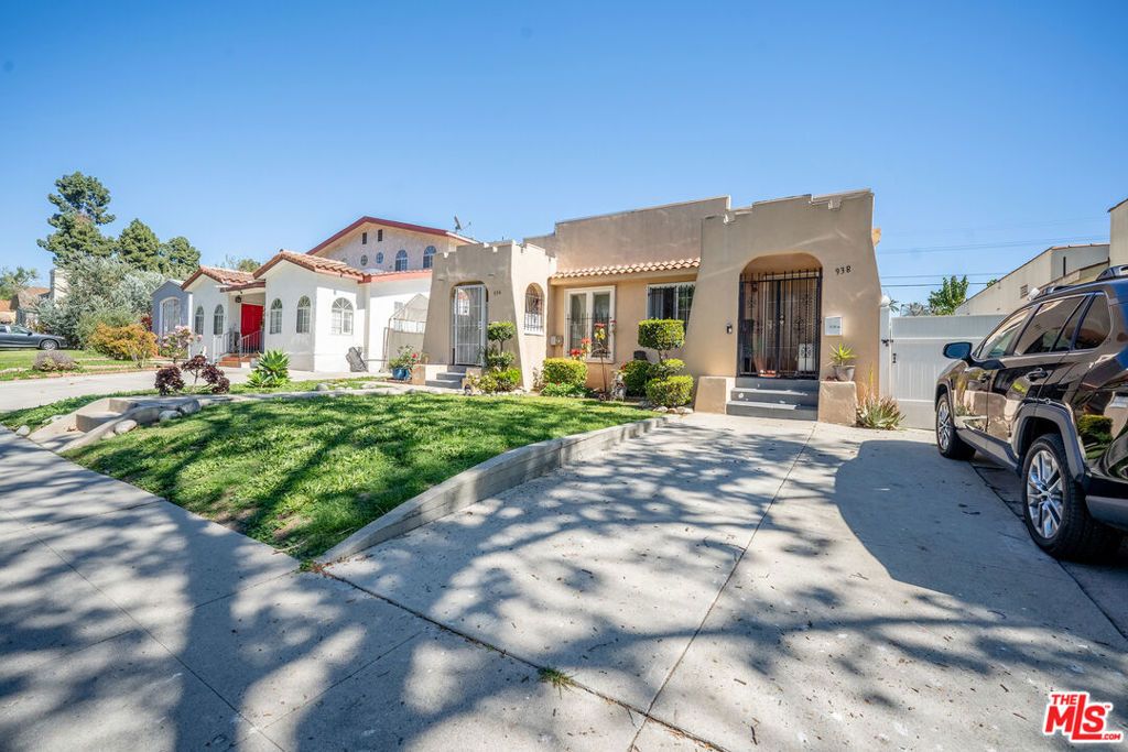 Photo of 936 S Lucerne Boulevard, Los Angeles, CA 90019 (MLS # 26665695)