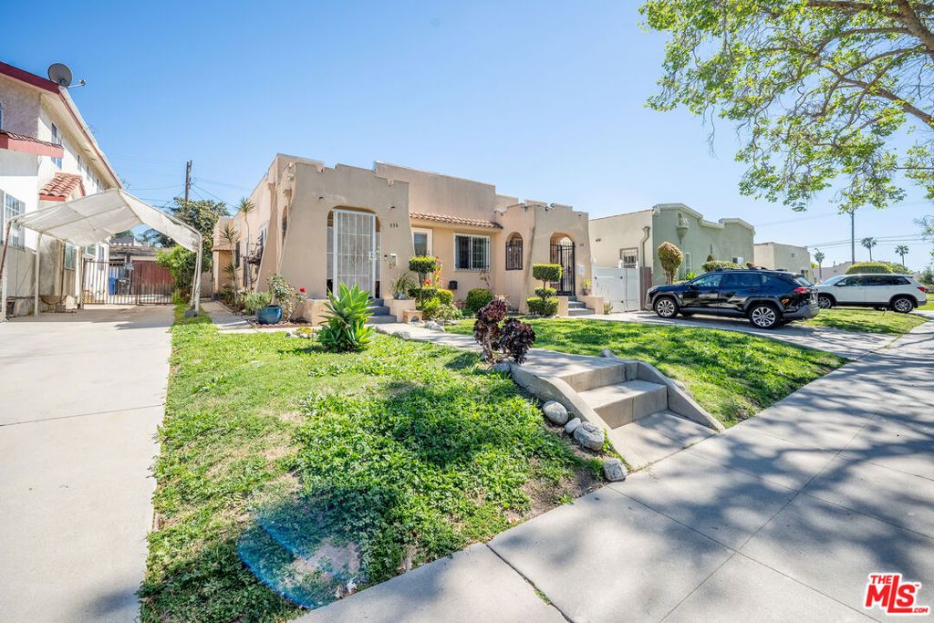 Photo of 936 S Lucerne Boulevard, Los Angeles, CA 90019 (MLS # 26665695)