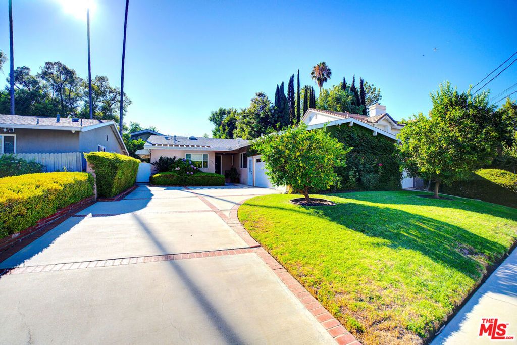 Photo of 4831 Collett Avenue, Encino, CA 91436 (MLS # 25583957)