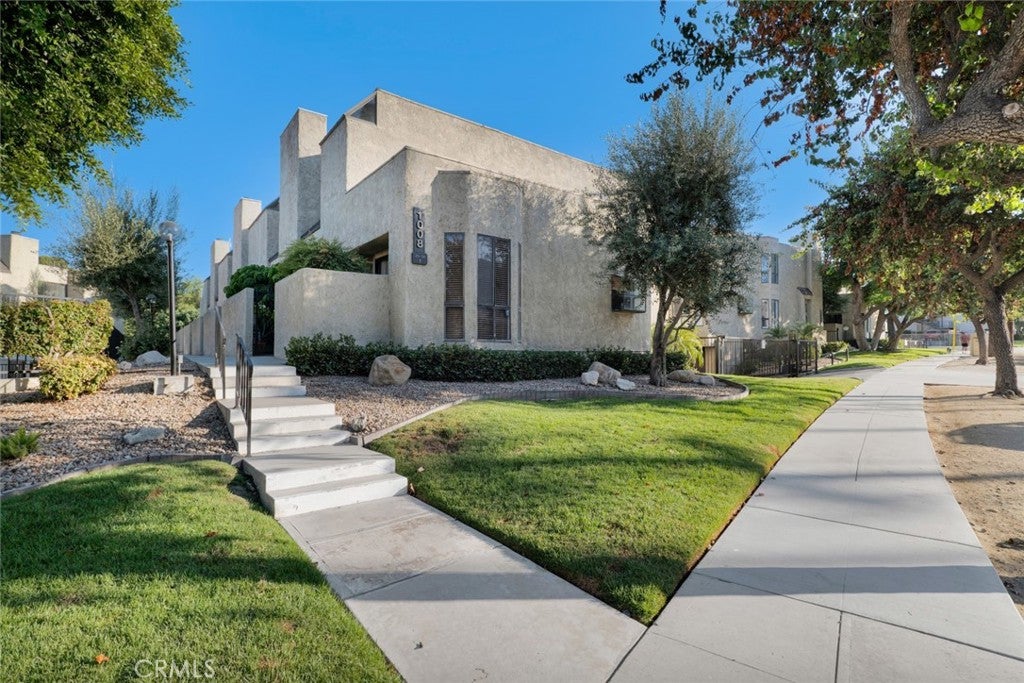 1008 W Riverside Drive 34