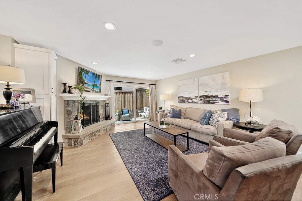 314 W Avenida Valencia