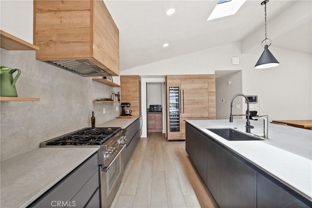 8462 Hillhead Drive