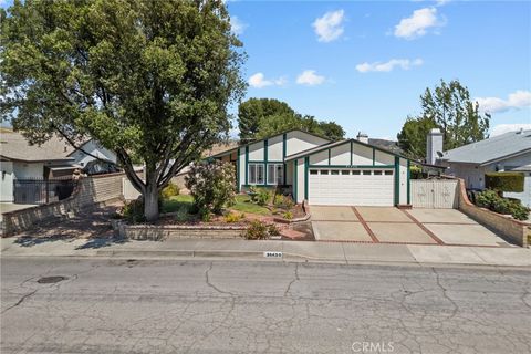 Photo of 31430 Arrow Point DR, Castaic, CA 91384 (MLS # SR26106840)