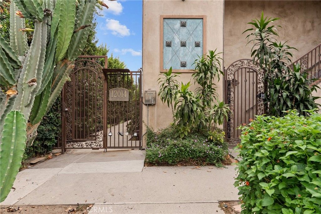 Photo of 12014 Kling St #23, Valley Village, CA 91607 (MLS # SR25245736)