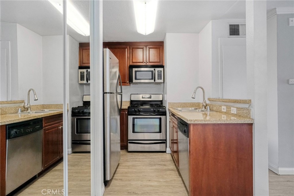 5500 Owensmouth Avenue 218