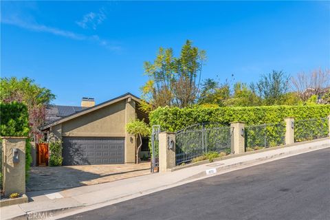 Photo of 4556 Poe Avenue, Woodland Hills, CA 91364 (MLS # SR26064327)