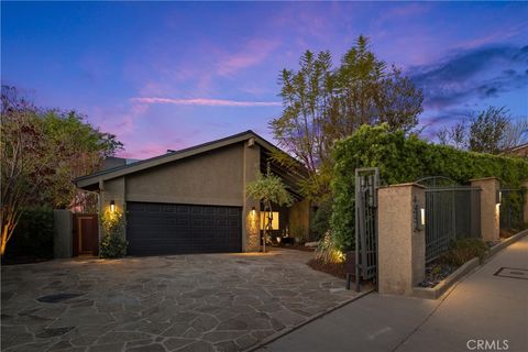 Photo of 4556 Poe Avenue, Woodland Hills, CA 91364 (MLS # SR26064327)