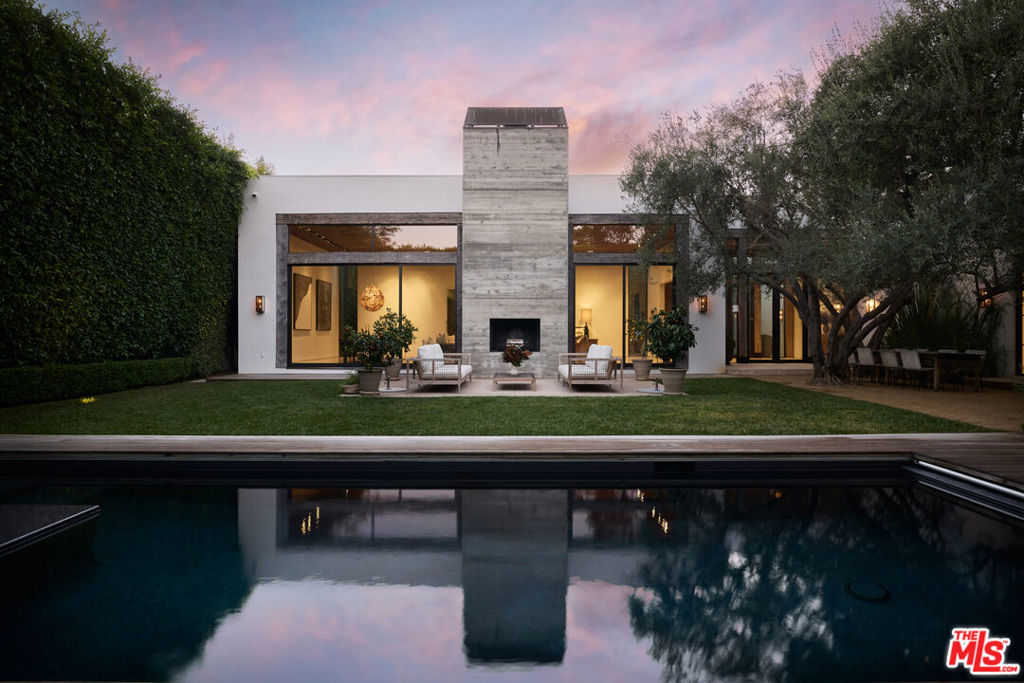 Nestled in the coveted Beverly Hills Flats, this extraordinary contemporary residence is an ode to privacy and architectural brilliance.