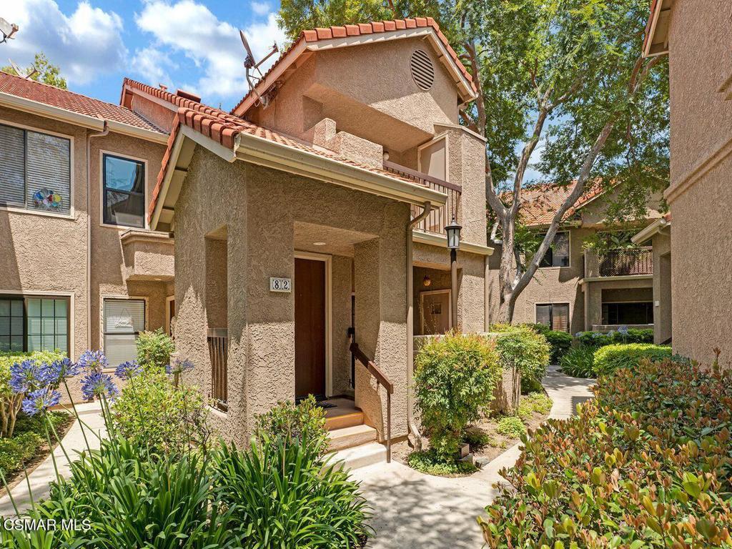 Don't miss this super sharp 2+1 upstairs condo located in East Simi. Features wood laminate flooring throughout the unit. Freshly painted interior. Cozy living room and dinning area with vaulted ceilings. Breakfast bar. Remodeled kitchen with granite counters, newer cabinets and stainless steel appliances. Refrigerator and stack washer and dryer are included. The large full bath has been remodeled with newer tile flooring, newer vanity , newer counters and sink. There are extra storage cabinets. Great complex with comunity pool and spa. Detached 1 car garage and more. This unit shows beautiful...