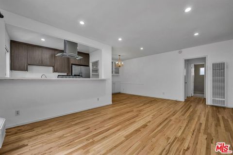 Photo of 149 S Hayworth Avenue #2, Los Angeles, CA 90048 (MLS # 25620537)
