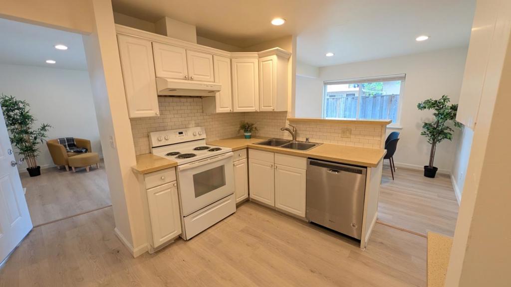 1395 Ontario Lane