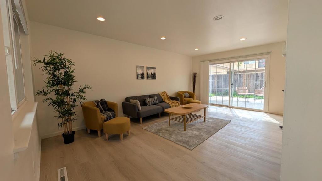 1395 Ontario Lane