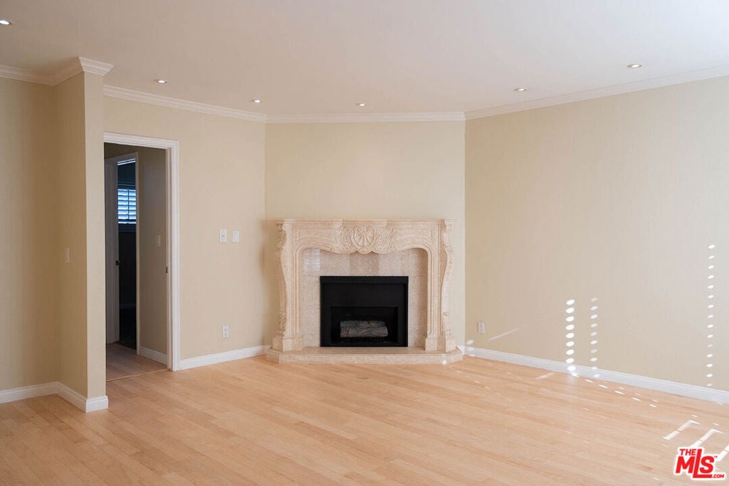 837 N West Knoll Drive 319