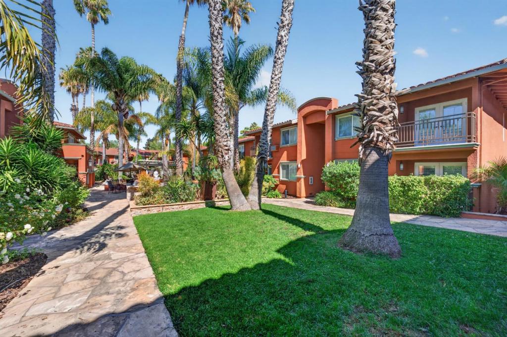1845 Palm View Place 211